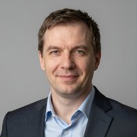 Портрет уверенного российского бизнесмена на нейтральном фоне для сайта по покупке дроп-доменов
