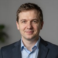 Профессиональный портрет уверенного российского бизнесмена на размытом нейтральном фоне в студийном освещении